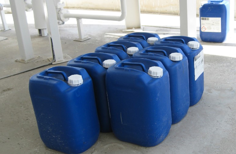 File:Herbicides Bidons.jpg