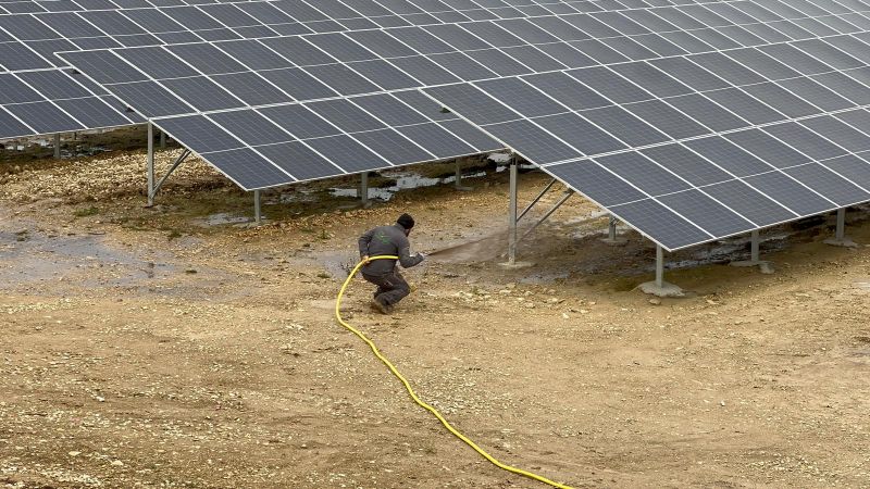 Fichier:Hydroseeding sous centrales solaires.jpg